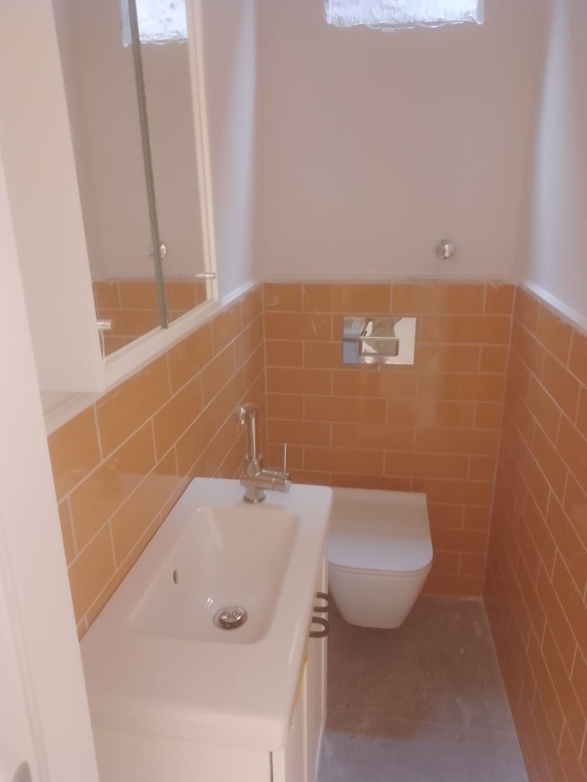 Klozet ve küçük banyo düzenleme çalışması